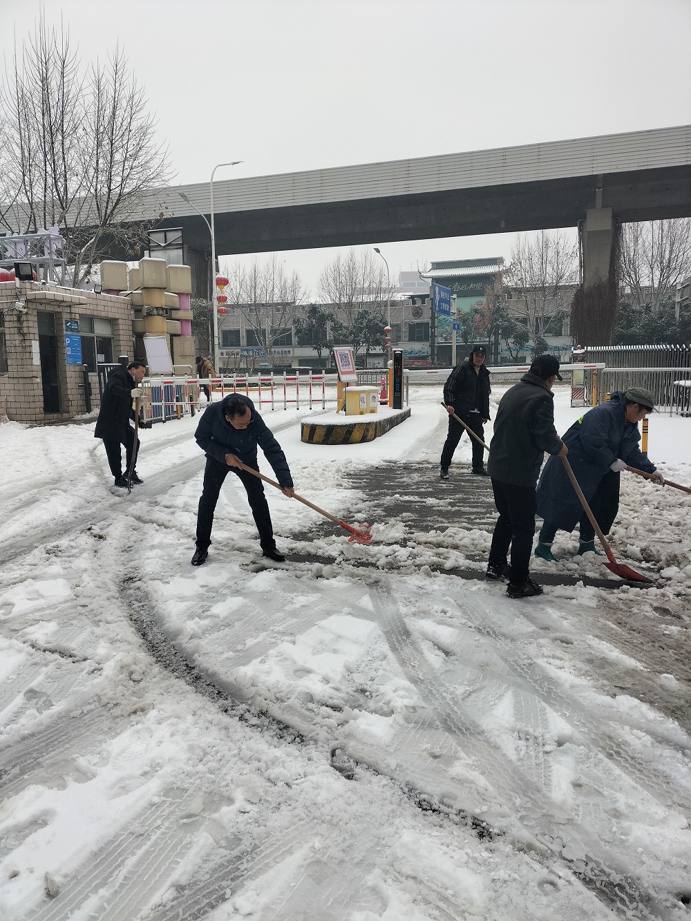 產(chǎn)業(yè)園除雪2.jpg